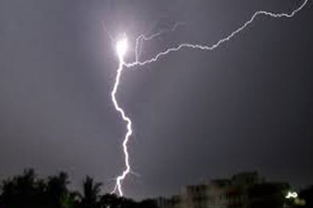 मोबाइलवर बोलत असताना वीज कोसळून एकाचा मृत्यू