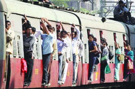 मध्य, पश्चिम व हार्बर मार्गावर रविवारी मेगाब्लॉकला सुटी मध्य, पश्चिम व हार्बर मार्गावर रविवारी मेगाब्लॉकला सुटी