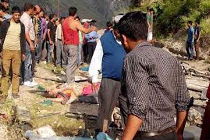 हिमाचल प्रदेशात खासगी बस दरीत कोसळून १८ ठार हिमाचल प्रदेशात खासगी बस दरीत कोसळून १८ ठार