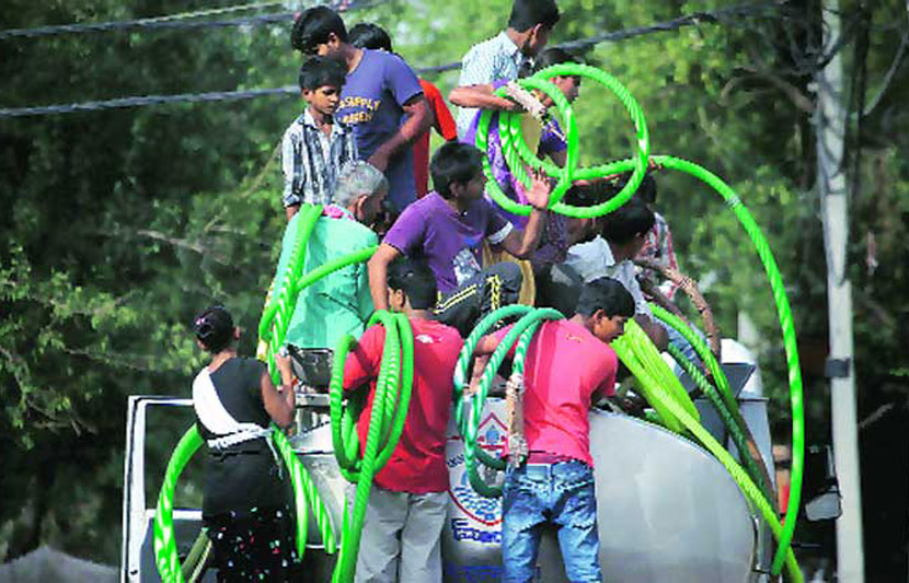 टँकरचा आकडा हजारी गाठेल; टंचाईसाठी ६१ कोटींचा आराखडा टँकरचा आकडा हजारी गाठेल; टंचाईसाठी ६१ कोटींचा आराखडा