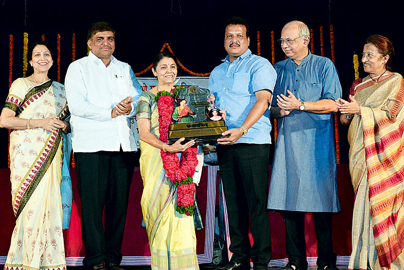 पुणेकर रसिकांकडून मिळालेला पुरस्कार ही विशेष आनंदाची गोष्ट पुणेकर रसिकांकडून मिळालेला पुरस्कार ही विशेष आनंदाची गोष्ट