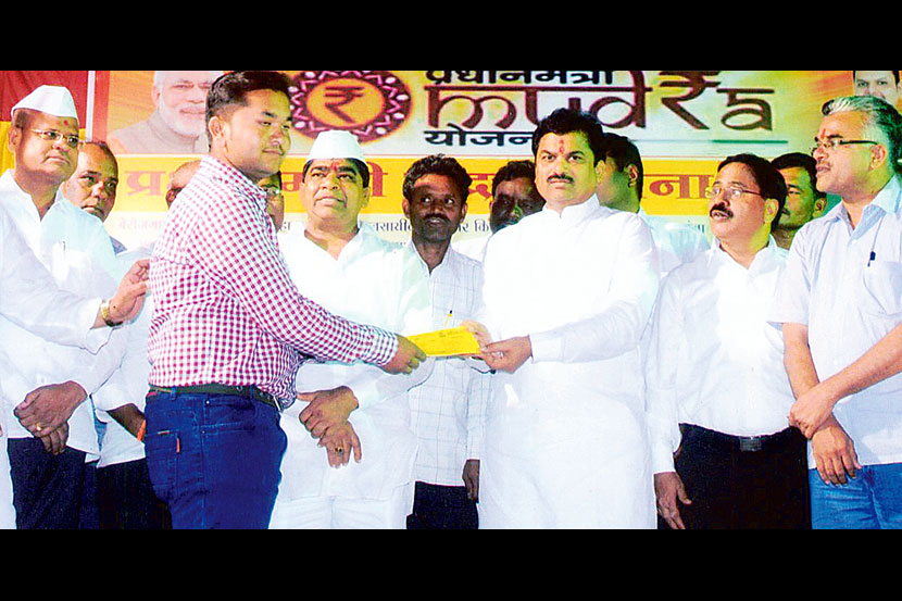 नगर-मुंबई बुलेट ट्रेनसाठी प्रयत्न- शिंदे नगर-मुंबई बुलेट ट्रेनसाठी प्रयत्न- शिंदे