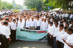 पुण्यातील बांधकाम व्यावसायिकांची सरकारच्या धोरणांविरोधात एकजूट
