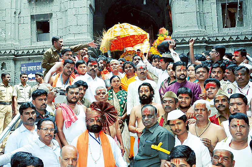 ‘आई राजा उदो-उदो’च्या घोषाने तुळजापूर दुमदुमले