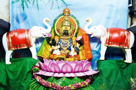 कोल्हापूरच्या अंबाबाईच्या दरबारात कोणीही येऊ शकते हेच खरे ऐश्वर्य कोल्हापूरच्या अंबाबाईच्या दरबारात कोणीही येऊ शकते हेच खरे ऐश्वर्य