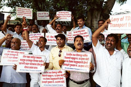 खासगी प्रवासी वाहतूकदारांचाही आज मध्यरात्रीपासून बंदमध्ये सहभाग खासगी प्रवासी वाहतूकदारांचाही आज मध्यरात्रीपासून बंदमध्ये सहभाग
