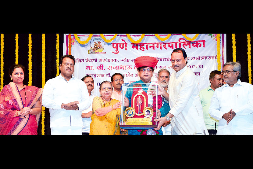 आंबेडकरी चळवळीतील नेत्यांना राजा ढाले यांच्या कानपिचक्या आंबेडकरी चळवळीतील नेत्यांना राजा ढाले यांच्या कानपिचक्या