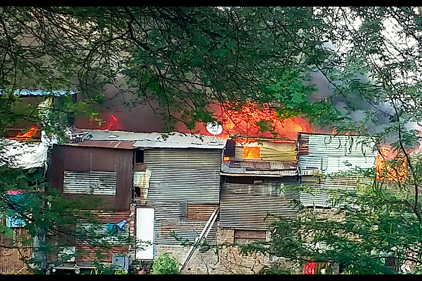 गुलटेकडीत मीनाताई ठाकरे वसाहतीत आग लागून पन्नास झोपडय़ा जळाल्या