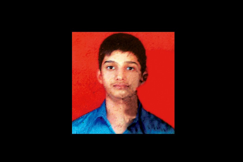 शिकवणीवर्गाच्या इमारतीवरून उडी मारून बारावीच्या विद्यार्थ्यांची आत्महत्या शिकवणीवर्गाच्या इमारतीवरून उडी मारून बारावीच्या विद्यार्थ्यांची आत्महत्या
