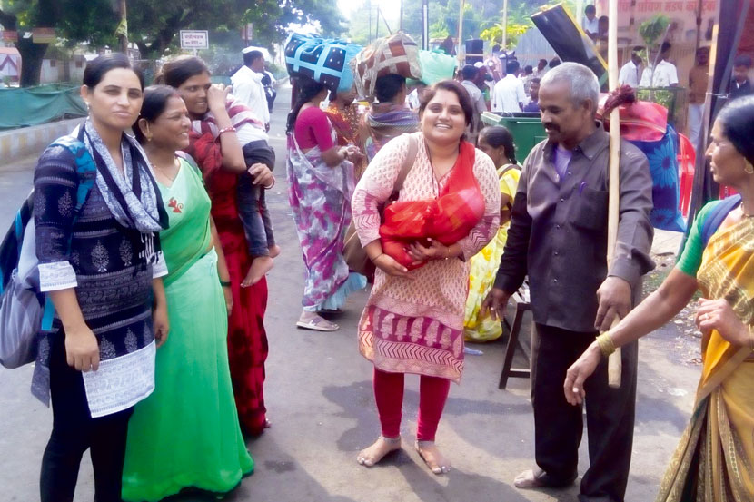 तुळजाभवानी दर्शनासाठी भाविकांची पायी वारी
