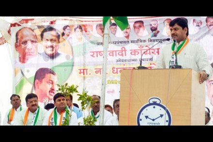 ‘मलिदा खाण्यासाठी लोणीकरांची धडपड’ ‘मलिदा खाण्यासाठी लोणीकरांची धडपड’