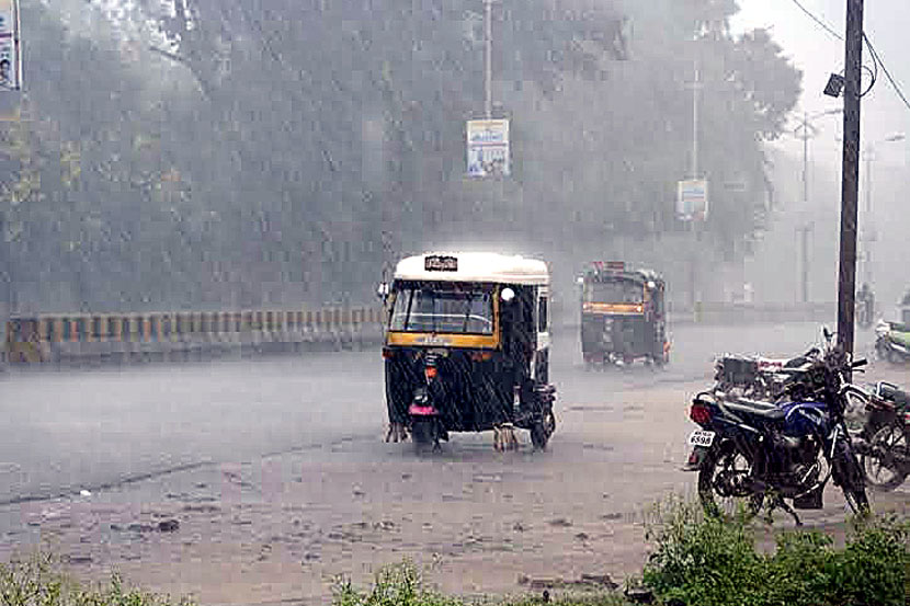 सलग तिसऱ्या दिवशी मराठवाडय़ात पावसाची हजेरी सलग तिसऱ्या दिवशी मराठवाडय़ात पावसाची हजेरी