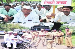 शिवसेना आमदारांचे शेतकऱ्यांसह आंदोलन