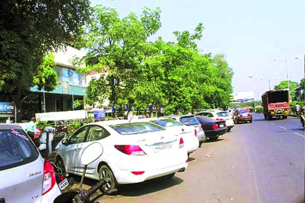 वसईच्या माणिकपूर, अंबाडी रोड आणि बाभोळा तसेच पूर्वेकडील एव्हरशाइन रस्ता आदी प्रमुख रस्त्यांवर अनेक खाजगीे गाडय़ांच्या शोरूम आहेत. 