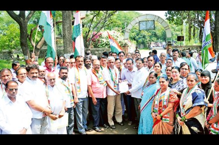 इंधन अधिभाराच्या निषेधार्थ इचलकरंजीत काँग्रेसची निदर्शने इंधन अधिभाराच्या निषेधार्थ इचलकरंजीत काँग्रेसची निदर्शने