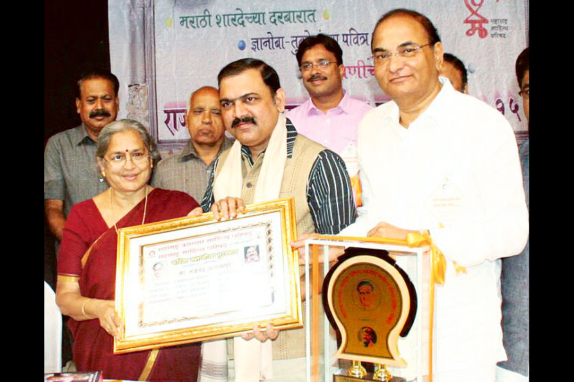 गदिमा कविता महोत्सवात अनासपुरे यांना गदिमा कलागौरव पुरस्कार गदिमा कविता महोत्सवात अनासपुरे यांना गदिमा कलागौरव पुरस्कार