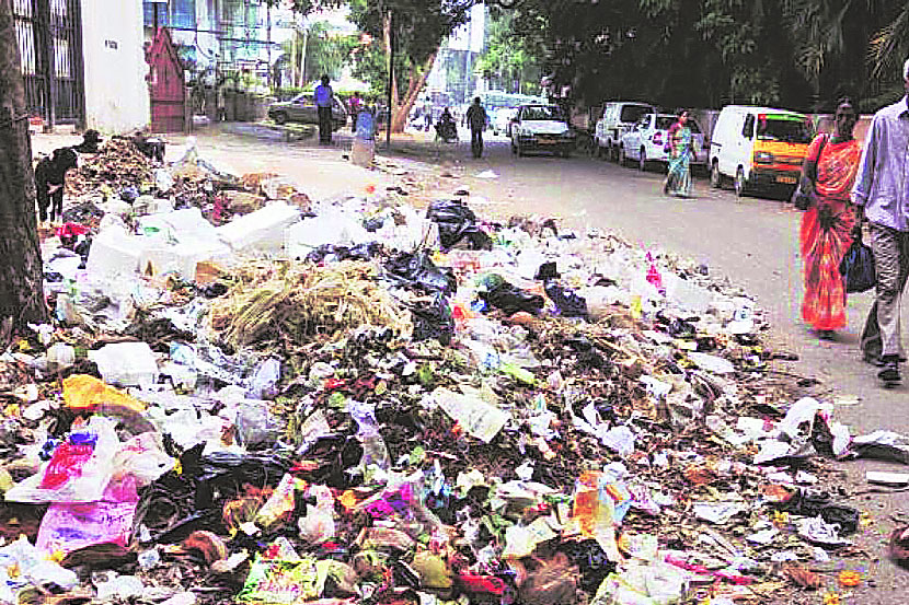 घनकचरा उचलून तुर्भे येथील क्षेपणभूमीवर आणला जातो. त्या ठिकाणी या कचऱ्यावर प्रक्रिया केली जात असून खतनिर्मितीदेखील केली जात आहे.