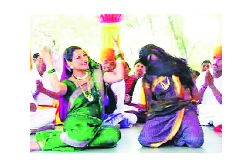 स्त्री-पुरुष, लहान-मोठे अशा कोणाच्याही अंगात आल्याचा प्रकार दिसतो. 
