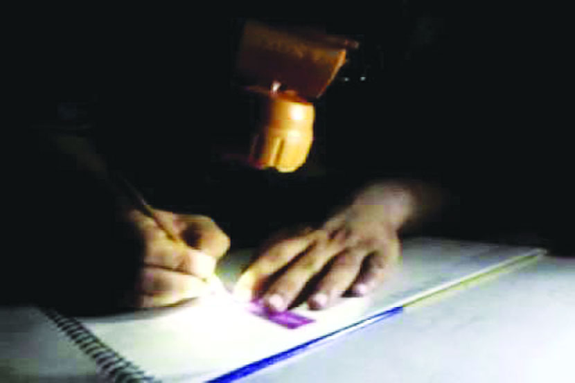 सर्व शिक्षा अभियानांतर्गत जिल्हा परिषद शाळांना कोटय़वधी रुपयांचा निधी मिळतो. पण तो वीज बिलाच्या भरणासाठी वापरला जात नाही. सर्व शिक्षा अभियानांतर्गत जिल्हा परिषद शाळांना कोटय़वधी रुपयांचा निधी मिळतो. पण तो वीज बिलाच्या भरणासाठी वापरला जात नाही.