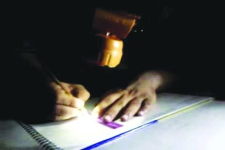सर्व शिक्षा अभियानांतर्गत जिल्हा परिषद शाळांना कोटय़वधी रुपयांचा निधी मिळतो. पण तो वीज बिलाच्या भरणासाठी वापरला जात नाही. 