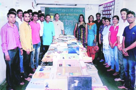 नाशिक येथे यशवंतराव चव्हाण ग्रंथालय व सार्वजनिक वाचनालय आणि विश्वास ज्ञान प्रबोधिनी अ‍ॅण्ड रिसर्च इन्स्टिटय़ूट यांच्या वतीने वाचन प्रेरणा दिनानिमित्त आयोजित ग्रंथप्रदर्शनाप्रसंगी विश्वास ठाकूर व इतर.)