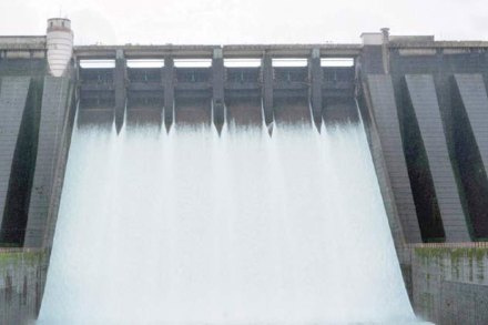 एकाच विषयावर महिनाभरात महाजन यांनी घेतलेल्या परस्परविरोधी भूमिकांमुळे संभ्रमाचे वातावरण निर्माण होण्यास हातभार लागला आहे. एकाच विषयावर महिनाभरात महाजन यांनी घेतलेल्या परस्परविरोधी भूमिकांमुळे संभ्रमाचे वातावरण निर्माण होण्यास हातभार लागला आहे.