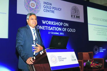 सोन्यातील उत्पादक गुंतवणुकीच्या सरकारकडून प्रस्तावित ठेव आणि सार्वभौम रोखे योजनांबद्दल सराफ व्यवसायात उत्सुकतेचे वातावरण आहे.