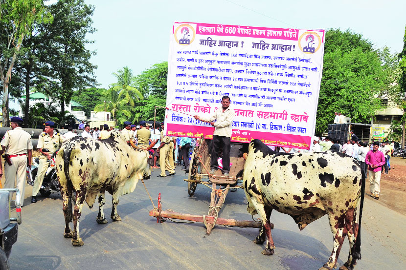 नाशिक-पुणे महामार्गावर रास्ता रोको वेळी बैलगाडी घेऊन सहभागी झालेले आंदोलक.