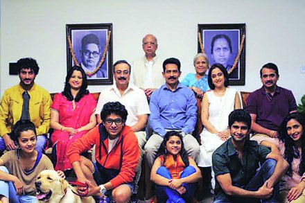 उत्तम सादरीकरणातून भाष्य करण्याचा प्रयत्न करीत रंजनमूल्यही टिकवत प्रेक्षकांना खिळवून ठेवणारा सिनेमा केला आहे.