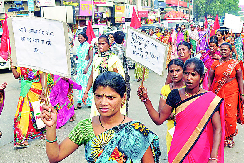घरेलू कामगार व कचरावेचक महिलांनी काढलेला मोर्चा.
