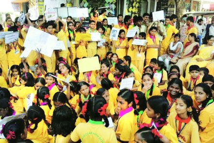 अंबरनाथमधील न्यू डेक्कन स्कूलच्या विद्यार्थ्यांनी गुरुवारी ‘रास्ता रोको’ केला. अंबरनाथमधील न्यू डेक्कन स्कूलच्या विद्यार्थ्यांनी गुरुवारी ‘रास्ता रोको’ केला.