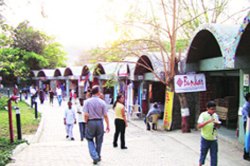 अर्बन हाटमध्ये महिलांची महिलांसाठी व्यापार पेठ