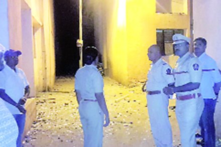 निलगिरी बाग येथील घरकुल प्रकल्पात दगडफेकीनंतर भेदरलेल्या अवस्थेतील दाम्पत्य. 
इमारतीच्या नुकसानीची पाहणी करताना पोलीस अधिकारी.