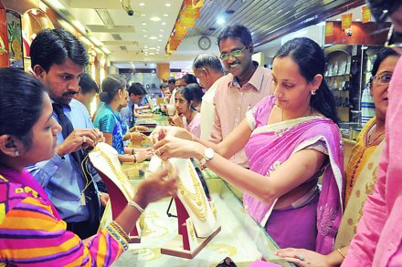ग्राहकांना आकृष्ट करण्यासाठी जेवढय़ा वजनाचे सोन्याचे दागिने तेवढय़ा वजनाची चांदी भेट, स्मार्ट फोन यासह पैठणी आदी बक्षिसांच्या योजनांना उत्स्फुर्त प्रतिसाद मिळाला.