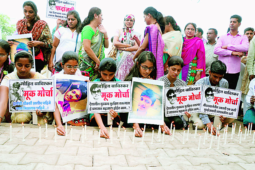 मोहितेश बावीस्कर हत्येचा निषेध व्यक्त करण्यासाठी राष्ट्रवादी युवक काँग्रेसतर्फे शुक्रवारी काढण्यात आलेल्या मोर्चाप्रसंगी श्रद्धांजली अर्पण करताना महाविद्यालयीन विद्यार्थी.