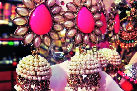 भारतभर स्त्रियांमध्ये झुमके प्रसिद्ध आहेत. जुन्या दिल्लीत तर झुमक्यांची मोठी बाजारपेठ आहे. 