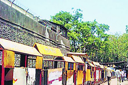पुरुष कैद्यांकरिता कारागृहात केवळ ५२९ शौचालये असून स्नानगृहच नाही. परिणामी पुरुष कैदी तर उघडय़ावरच अंघोळ करतात.