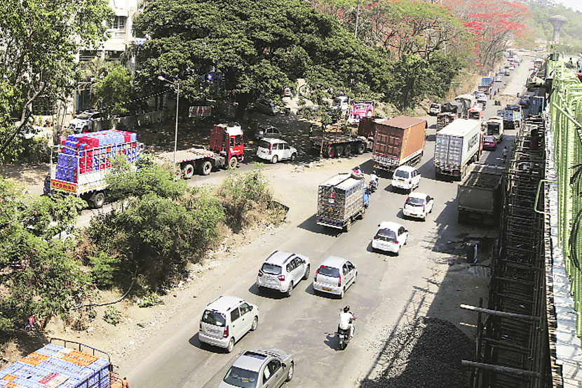 अवजड वाहनांना रस्ते नसल्याने अपघातांचे प्रमाण वाढले