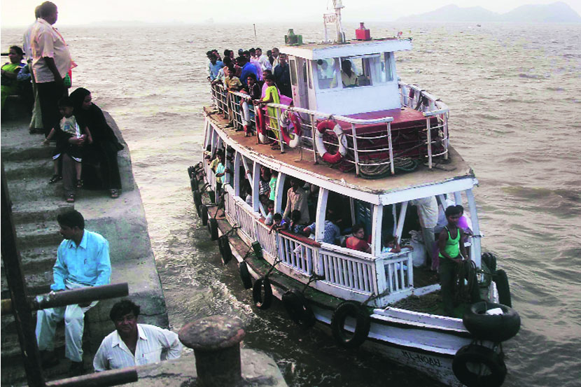 उरण मोरा ते भाऊचा धक्का मुंबई ही जलसेवा बारमाही सुरू असते. या जलमार्गातून दररोज सातआठ हजार प्रवासी प्रवास करीत आहेत. 