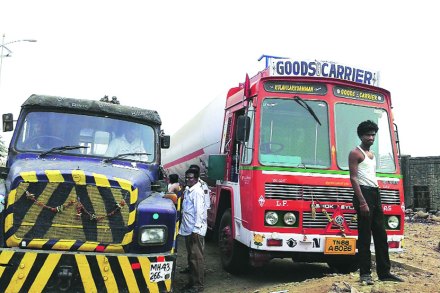 प्रकल्पात गॅस भरण्यासाठी येणारे शेकडो टँकर रस्त्याच्या दोन्ही बाजूला उभे केले जात असल्याने येथे वाहतूक कोंडीचा प्रश्न निर्माण झाला आहे. प्रकल्पात गॅस भरण्यासाठी येणारे शेकडो टँकर रस्त्याच्या दोन्ही बाजूला उभे केले जात असल्याने येथे वाहतूक कोंडीचा प्रश्न निर्माण झाला आहे.