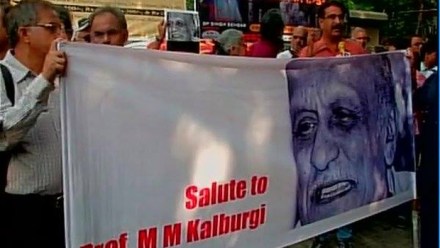 साहित्यिकांनी दिल्लीच्या रस्त्यावर 'शोक मौन' मोर्चा काढला.  साहित्यिकांनी दिल्लीच्या रस्त्यावर 'शोक मौन' मोर्चा काढला.