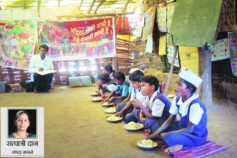  आदिवासींच्या हजारभर मुलांसाठी गेली २२ वर्षे नर्मदा नवनिर्माण अभियानातर्फे निव्वळ लोकाश्रयावर ९ प्राथमिक निवासी जीवनशाळा चालवल्या जात आहेत.