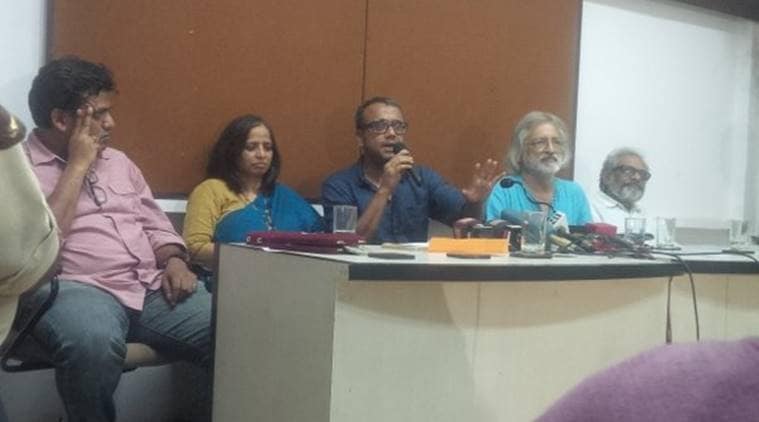 एफटीआयआयच्या विद्यार्थ्यांना पाठिंबा आणि पानसरे, कलबुर्गींच्या हत्येचा निषेध व्यक्त करत बुधवारी १० चित्रपट दिग्दर्शकांनी आपला राष्ट्रीय पुरस्कार परत केला आहे.  एफटीआयआयच्या विद्यार्थ्यांना पाठिंबा आणि पानसरे, कलबुर्गींच्या हत्येचा निषेध व्यक्त करत बुधवारी १० चित्रपट दिग्दर्शकांनी आपला राष्ट्रीय पुरस्कार परत केला आहे.