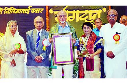केवळ डॉक्टर नव्हे, तर आदर्श व्यक्ती केवळ डॉक्टर नव्हे, तर आदर्श व्यक्ती