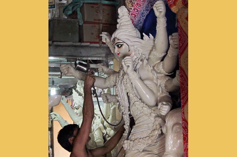 रविवारी करवीरनिवासिनी महालक्ष्मी देवीच्या पुरातनकालीन रत्नजडित अलंकारांची स्वच्छता करण्यात आली.