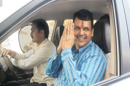 काँग्रेस कार्यकर्त्यांनी मुख्यमंत्र्यांचा ताफा अडविला