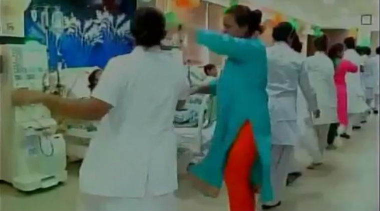 डॉक्टर आणि परिचारिका रुग्णालयातच गरबा खेळत असल्याचा प्रकार गुजरातमध्ये उघडकीस 
