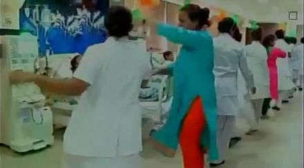 डॉक्टर आणि परिचारिका रुग्णालयातच गरबा खेळत असल्याचा प्रकार गुजरातमध्ये उघडकीस डॉक्टर आणि परिचारिका रुग्णालयातच गरबा खेळत असल्याचा प्रकार गुजरातमध्ये उघडकीस