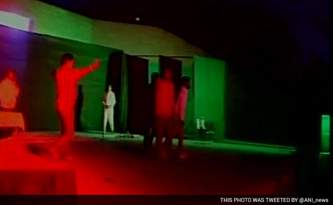 झ नाटकाच्या प्रयोगात चार पाकिस्तानी कलाकारांचा समावेश असल्याची माहिती मिळताचं शिवसैनिकांनी कार्यक्रमस्थळी पोहोचून गोंधळ घातला.