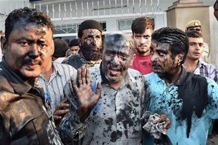 प्रेस क्लबमध्ये जम्मू-काश्मीरचे आमदार इंजिनीअर रशीद यांना शाई फासण्यात आली.